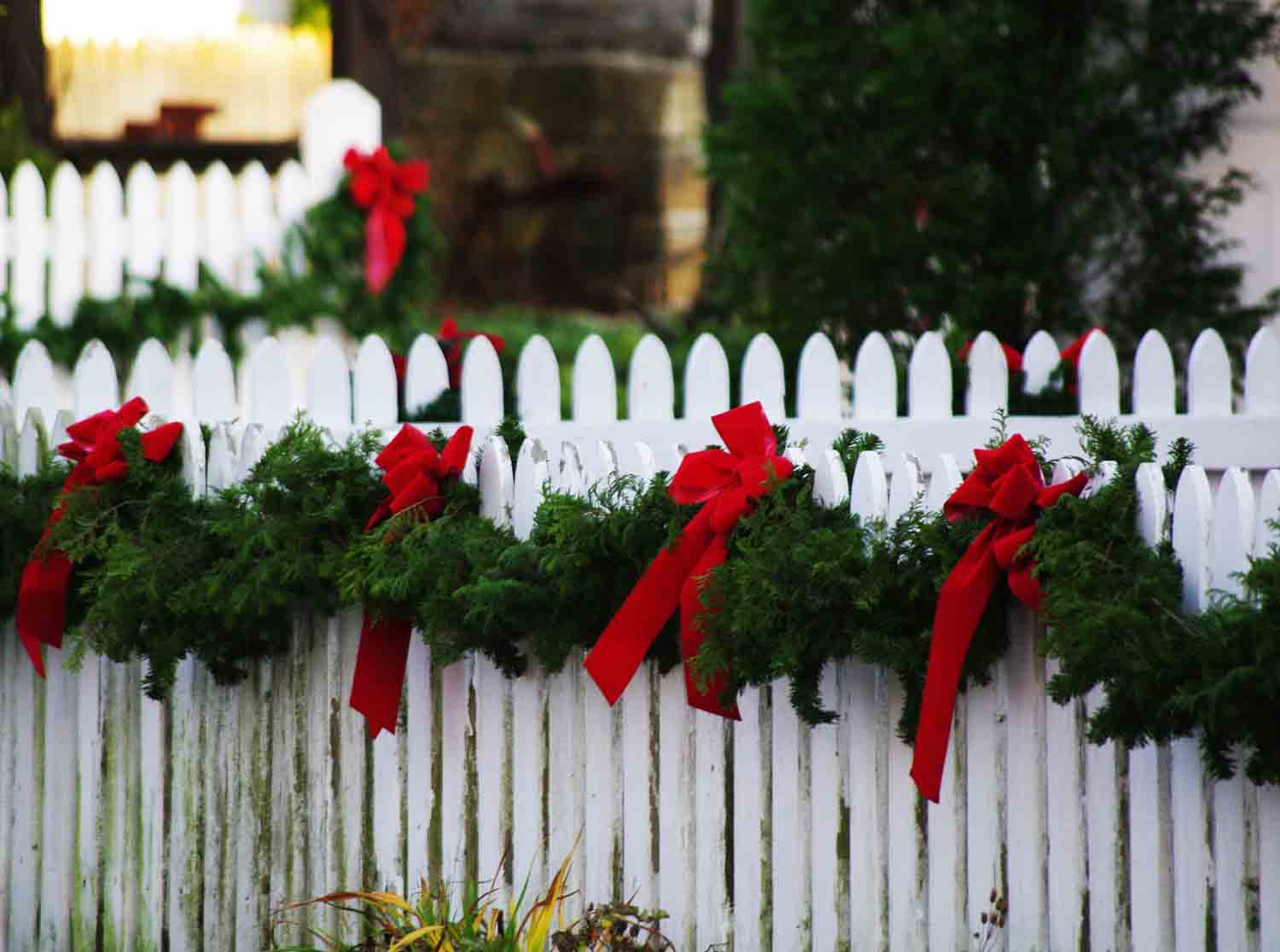 Christmas Garland Decoration Fence 1.jpg